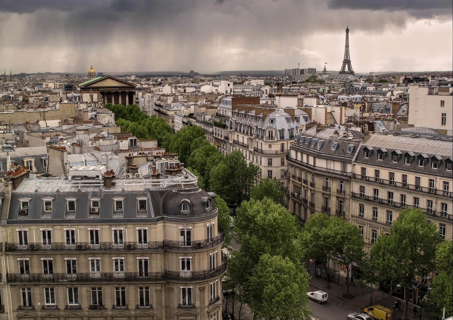 Vue aérienne de Paris avec l'architecture haussmannienne et la Tour Eiffel - Cabinet MRG Avocat spécialisé en droit immobilier public-privé